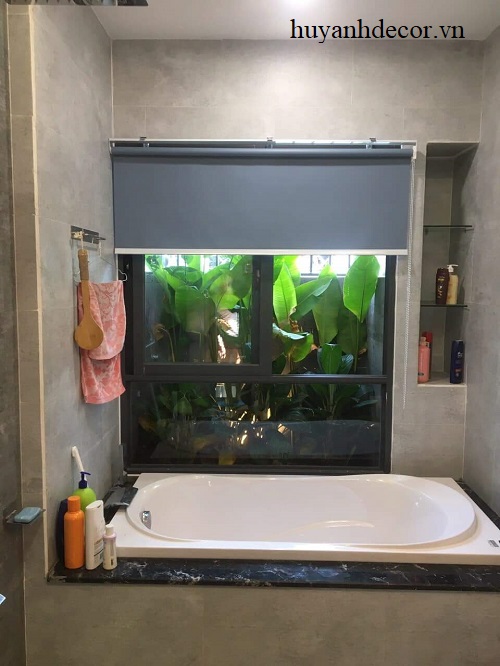 Khám phá nét đẹp độc đáo của phòng tắm với rèm cửa sổ tinh tế và sang trọng từ Việt Sun Blinds. Hãy để rèm cửa sổ mang lại sự riêng tư và cảm giác thư giãn cho không gian phòng tắm của bạn.