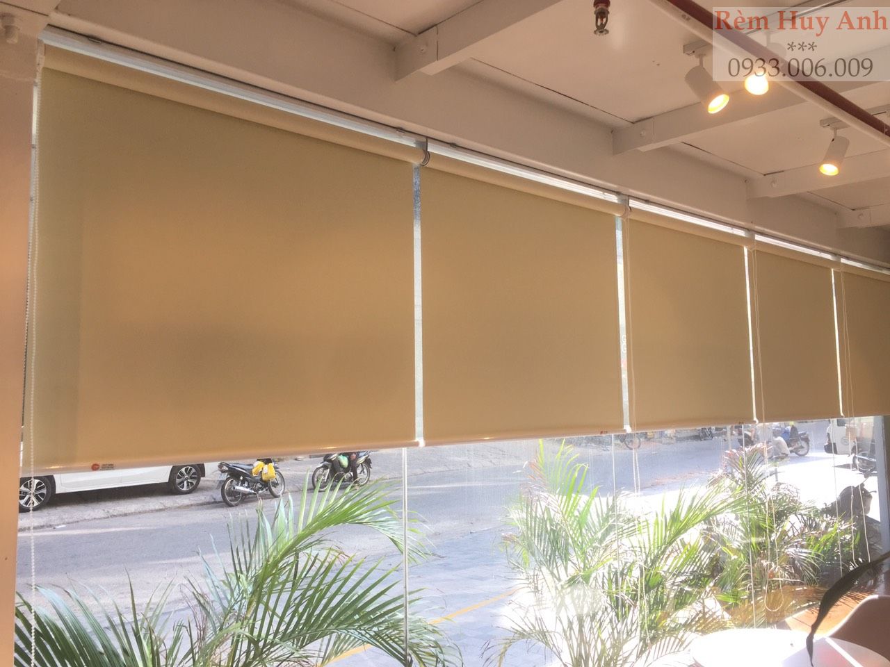 Trang trí lắp đặt rèm che nắng quán cà phê ở Hà Nội