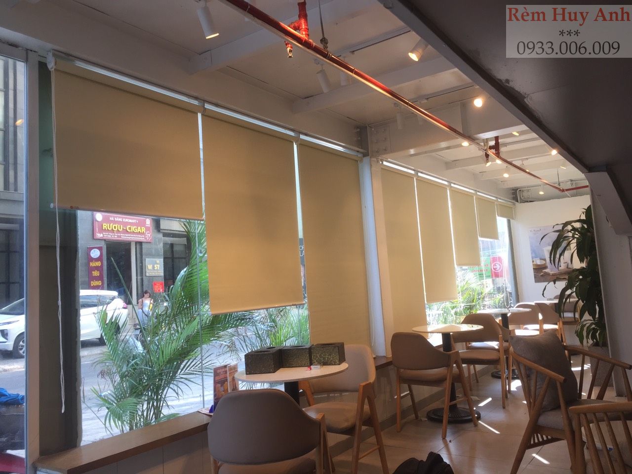 Trang trí lắp đặt rèm che nắng quán cà phê ở Hà Nội