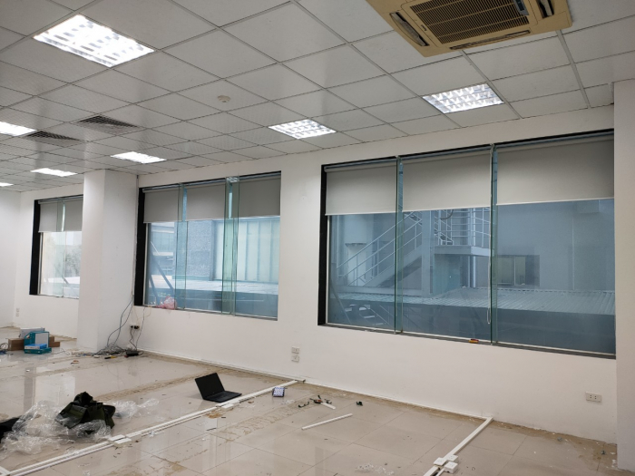 Lắp rèm cuộn cản sáng màu xám ghi, 82 Duy tân Cầu giấy