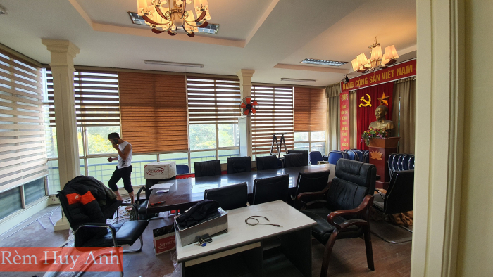 Lắp rèm cầu vồng văn phòng màu kem vàng tại Q. Hai Bà Trưng